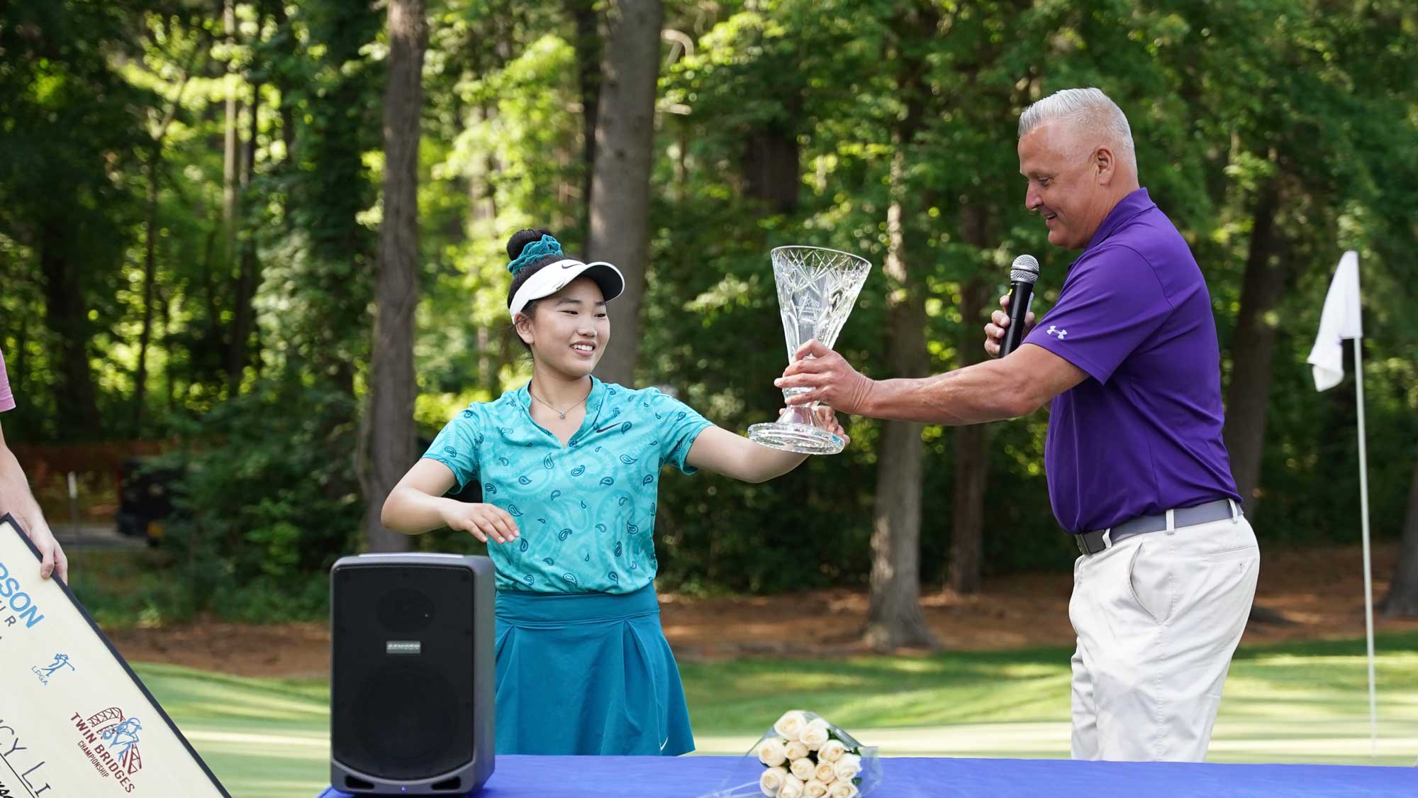 et22_twin-bridges-champ_rd3_lucy-li_receiving-trophy_2000x1125.jpg