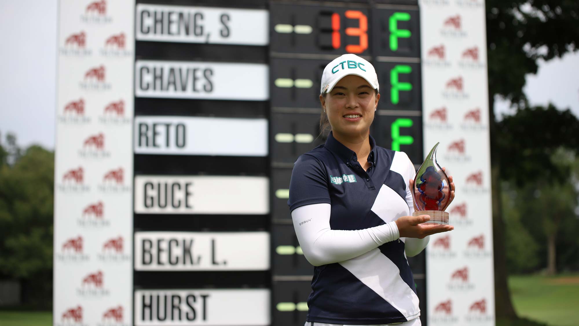 Ssu-Chia Cheng with trophy at leaderboard