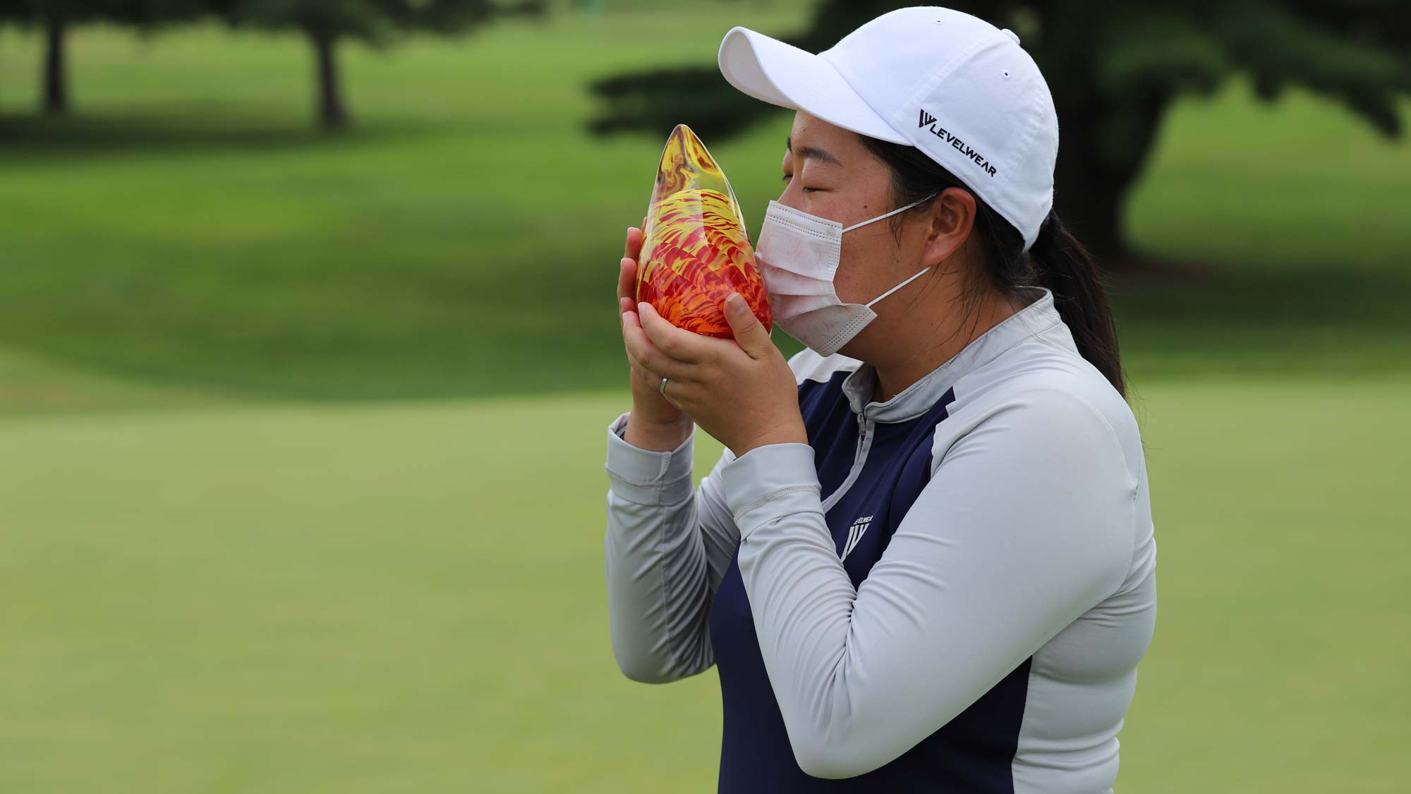 Ruixin Liu Kisses FireKeepers Trophy