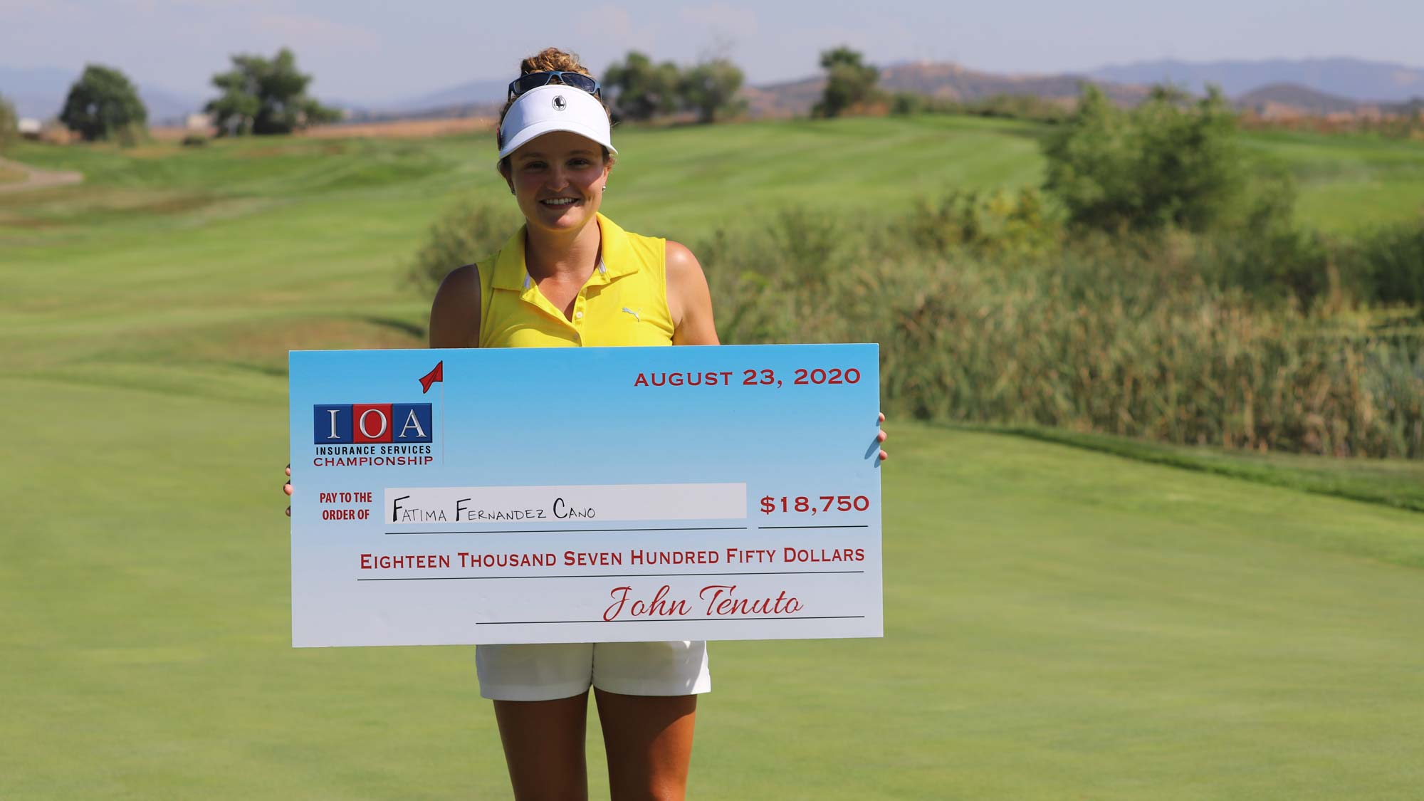 Fatima Fernandez Cano with IOA Championship check