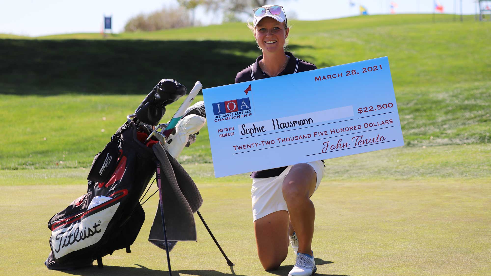 Sophie Hausmann with the winner's check at the 2021 IOA Championship