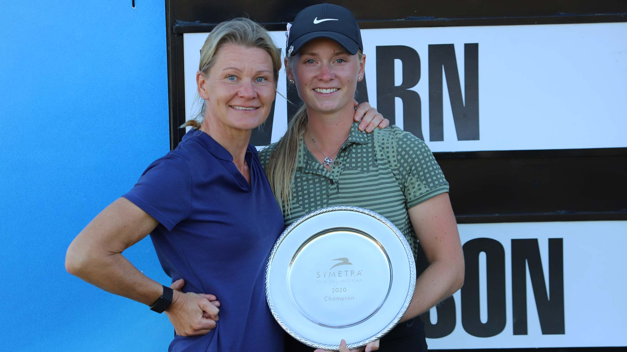 Frida Kinhult wins Tour Champ with Mom