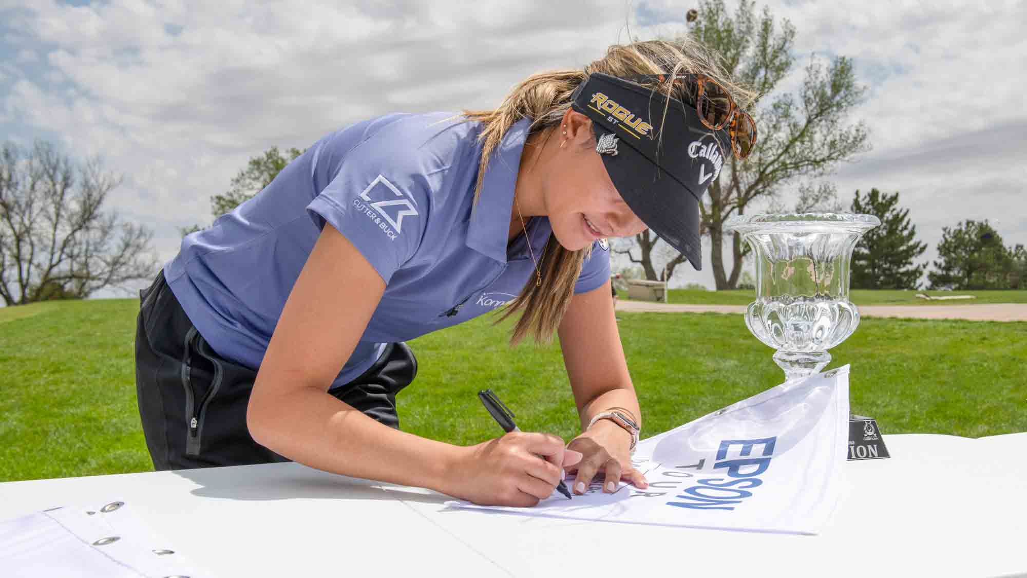 et22_garden-city_rd3_gabriella-then-signing-flags-2_2000x1125.jpg