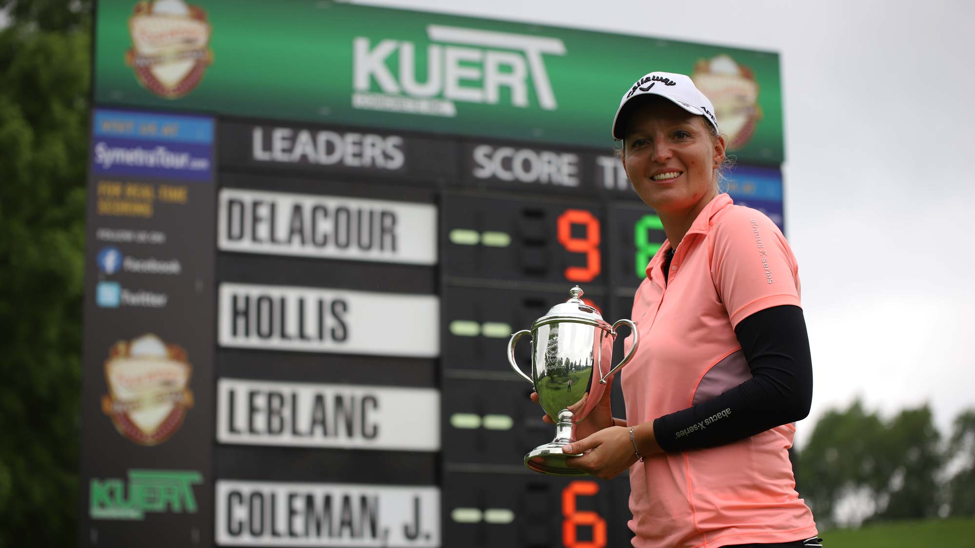Perrine Delacour with trophy at leaderboard