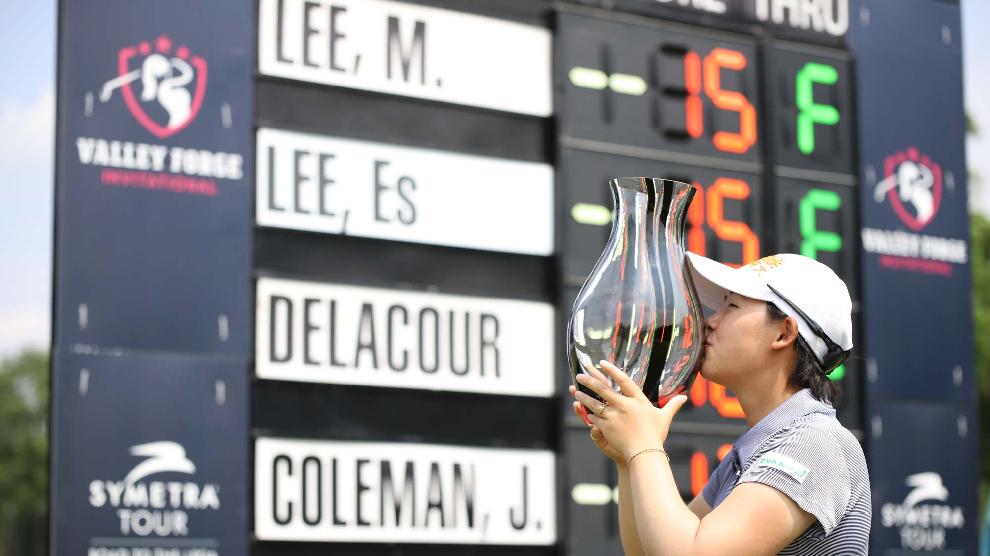 Min Lee kisses trophy
